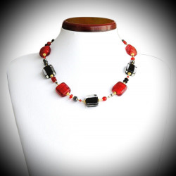 rouge et noir collier en veritable verre de murano